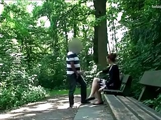 Человек преследует женщину в парке