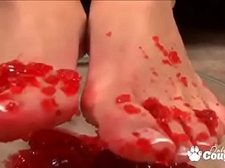 Mackenzee Drill-hole ruft ihre Füße All about Muddy Mit Jello Vor Giving An Astounding Foot
