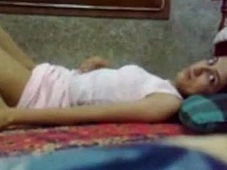 スリムでセクシーなインドの女の子は自家製ビデオで砲撃します
