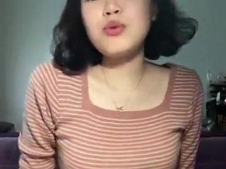 카메라에 귀여운 한국어 소녀 깜박임