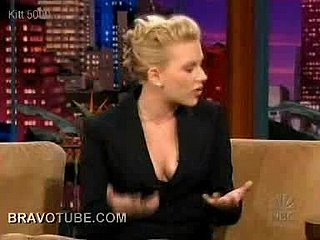 Scarlett Johansson Incredibly Tunjuk Hot Cleavage Pada Jay Leno ini