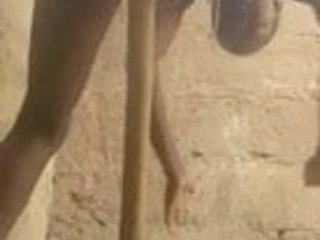 Afrikanische Frau masturbiert mit einem Besenstiel.