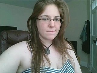 Fat nastolatek w okularach onanizuje na webcam