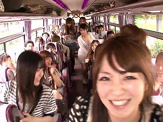 Orgía loca en un autobús en movimiento con polla chupando y montando putas japonesas