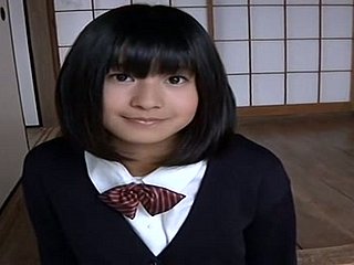 Cute Japanese College Chick kelihatan seksi dalam pakaian seragamnya