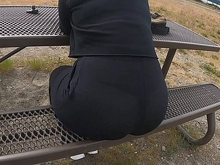 Awam melihat melalui seluar yoga Big Booty Isteri