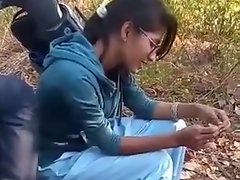 Indische junge Mädchen ihren Freund küssen