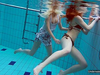 उत्साही कैटरीन बुलबुल गर्म लड़की के साथ पानी के नीचे नग्न तैराकी का आनंद लेता है