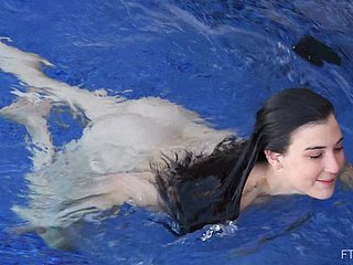 La adolescente non-professional morena Bella se desnuda y nadan desnudas
