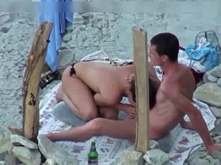 Una pareja está espiando a chilling cámara en chilling playa