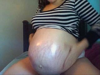 Niña embarazada masturbándose