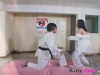 Il giocatore filippina di karate ottiene coldness sborra