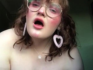 BBW Inggris dalam kacamata masturbasi di webcam