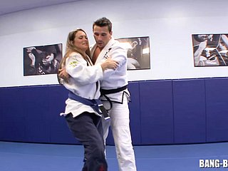 L'allenatore di karate scopa il suo studente subito dopo aloofness lotta a terra