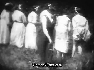 Sex-crazed Mademoiselles est fessée dans Woods (millésime des années 30)