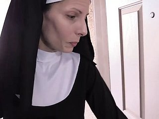 Жена сумасшедший монахирь трахается в чулок