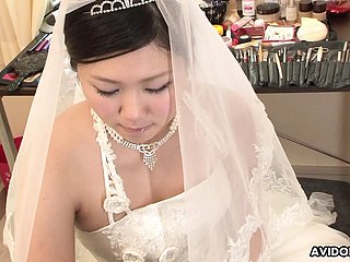 Obscurity Emi Koizumi baisée sur la poncho de mariée non censurée.