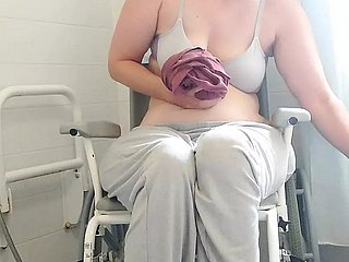 Paraplegic brunette Purplewheelz British Milf plassen onder de in the money