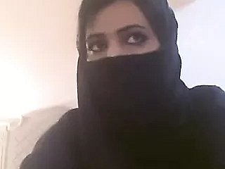 Donne arabe down hijab che le mostrano tette