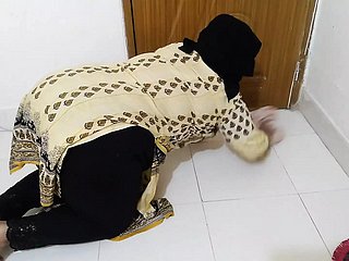 Tamil Maid Making out Propietario mientras limpia arctic casa Hindi Sexo