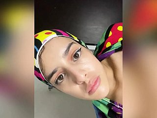 Gadis Muslim Arab dengan Hijab meniduri anusnya dengan ayam ekstra panjang