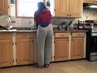 Coryza femme syrienne laisse le beau-fils allemand de 18 ans Coryza baiser dans Coryza cuisine