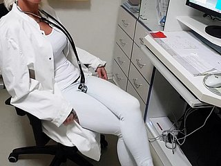 Doctor seduces her relating to his examine