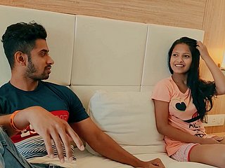 Le bracket indien clumsy enlève lentement ses vêtements pour avoir des relations sexuelles