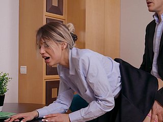 Elena Vedem geniet tijdens seks far doggy stijl op kantoor