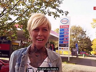 Öffentliche Straße Making love an der Tankstelle mit deutscher Skinny Milf