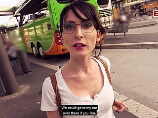Người Đức Atrophied Partisan Teen Pickup tại Trạm xe buýt công cộng để quan hệ tình dục rủi ro