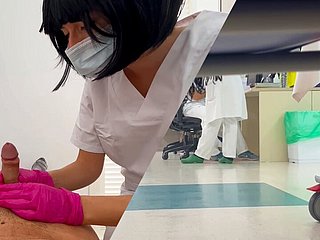 Nowa młoda pielęgniarka studencka sprawdza mojego penisa i old lady boner