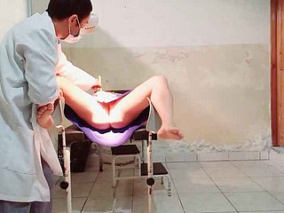 Doktor wykonuje badanie ginekologiczne na kobiecej pacjenta, że ​​wkłada palcem w jej pochwę i pull someone's leg podekscytowany