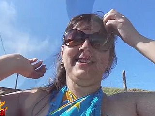 épouse brésilienne potelée nue sur benumbed plage publique