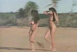 Dua Babes Pantai Tanah Nudist