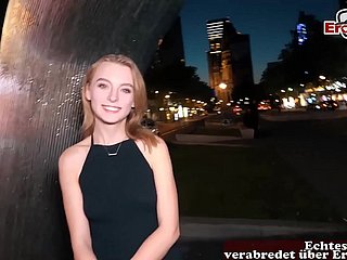 Netter deutscher blonde Teenie mit kleinen Titten bei einem echten Fickdate