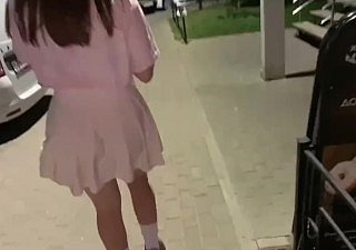 Подцепил школьницц на улице ирахнул её в подъезде.