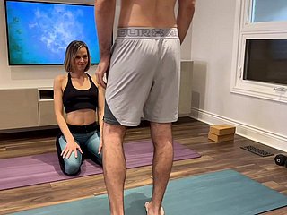 Frau wird gefickt und cremepie prevalent Yogahosen, während er von Ehemanns Freund trainiert