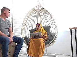 Esposa cansada em hijab obtém energia sexual