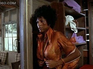 Cô bé Ebony Shove around điên cuồng Pam Grier cởi trói cho mình trong bộ quần áo rách rưới