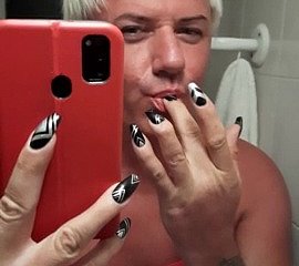 Sonyastar hermosa transexual se masturba hairbrush uñas largas