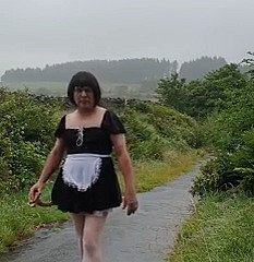 Transvestitenmädchen more einer öffentlichen Gasse im Regen