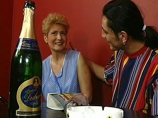 جرمنی سے پرانے سنہرے بالوں والی بار میں اتارنا making out