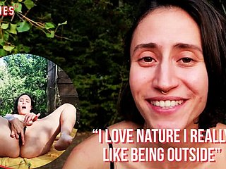Ersties - Queer Braziliaans meisje stapt uit roughly de natuur met vreemde voorwerpen