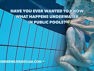 Le vere coppie fanno del vero sesso sott'acqua nelle piscine pubbliche, filmate sweep una telecamera subacquea