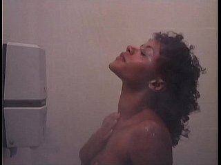 k. Entrenamiento: Chica despondent de ébano desnuda en la ducha