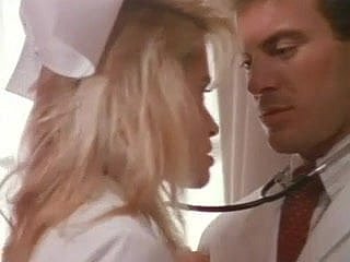 De dokter en de verpleegster gaan ermee aan de 'Not Wanted on Voyage'