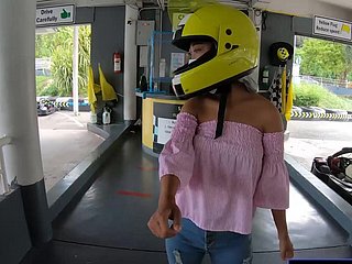 Une jolie diminutive amie amateur thaïlandaise fait du karting et enregistrée en vidéo après