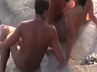 Cockold السماح يمارس الجنس مع زوجته على الشاطئ من قبل شخص غريب