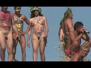 Chicas curry cuerpos pintados en la playa nudista de Rusia